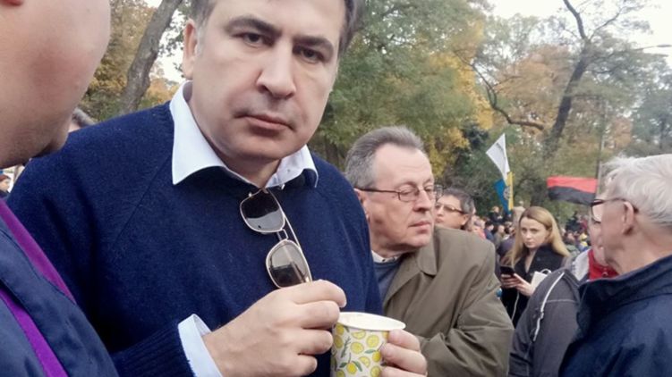 Михаил Саакашвили поел супа с протестующими под Радой