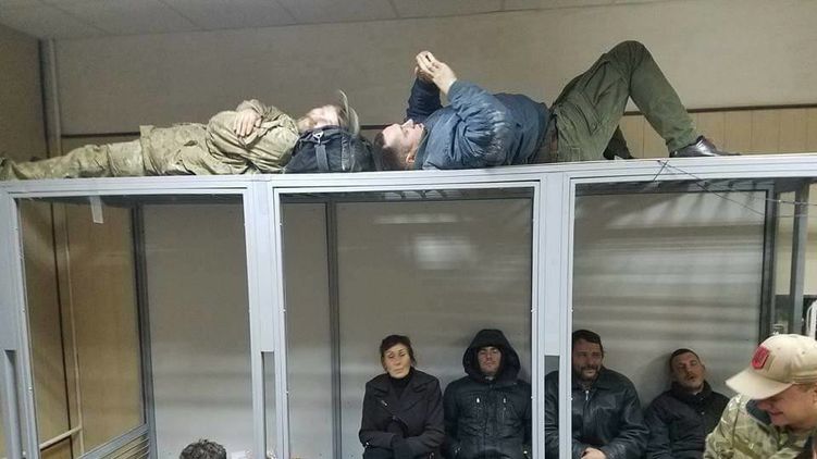 Националисты в противостоянии с силовиками разнесли зал заседаний Святошинского суда, источник фото: facebook.com