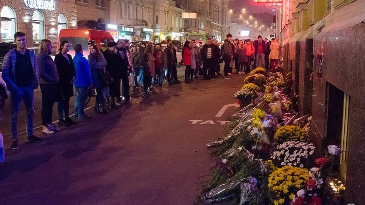 Харьковчане принесли цветы к месту страшного ДТП на Сумской, фото: dozor.kharkov.ua