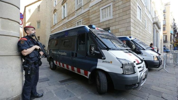 Каталонская полиция mossos дежурит у здания правительства Женералитат. Фото: ara.cat