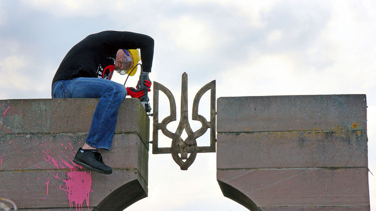 Нашумевший демонтаж памятника в Грушовичах, фото: portalprzemyski.pl