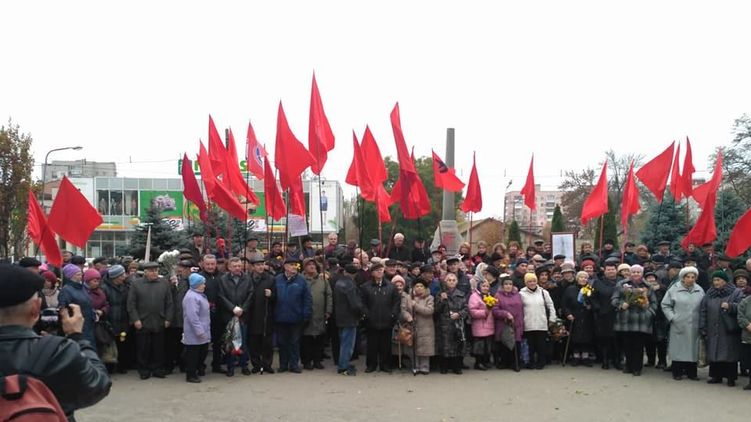 Столетие Октября отметили в промышленных городах Украины немногочисленные манифестации с красными флагами