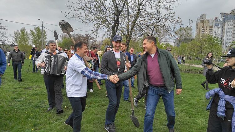 Главный радикал Олег Ляшко (второй слева) требует у своего депутата Игоря Попова (справа) отдать мандат, фото: facebook.com/igor.popov.5283