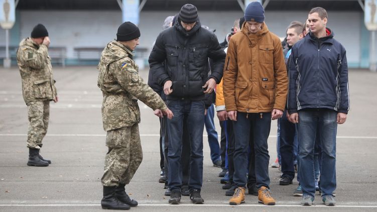 Отправка призывников в ряды Вооруженных сил Украины на территории сборного пункта Киевского городского военного комиссариата, фото: Украинские новости