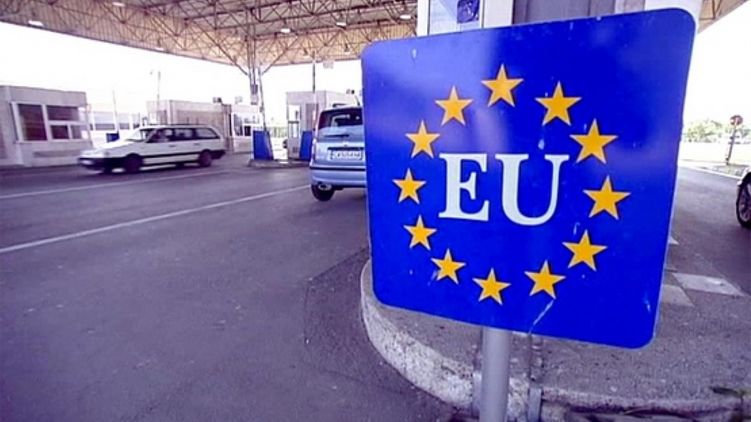 Украина повторяет путь Албании, где количество депортаций и отказов во въезде выросло после безвиза с ЕС. Фото: Українські Новини