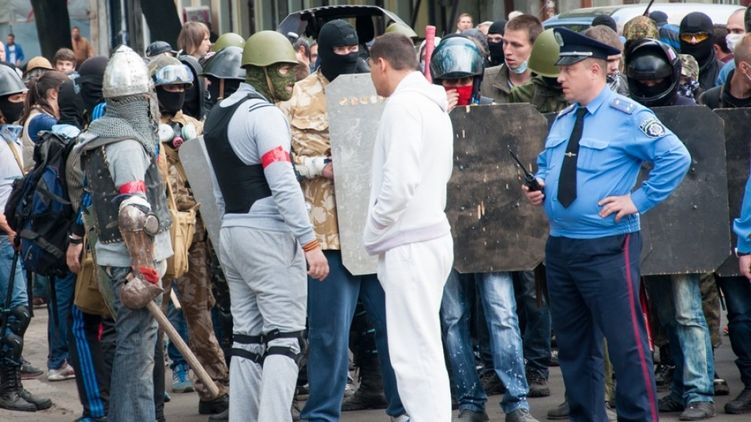 Участники столкновений 2 мая со стороны Антимайдана. Фото: 