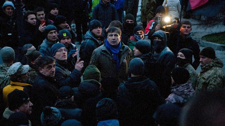 После попытки штурма Саакашвили обвиняет власть в провокациях и ведет людей на Майдан Фото: Anton Marsovich/Facebook