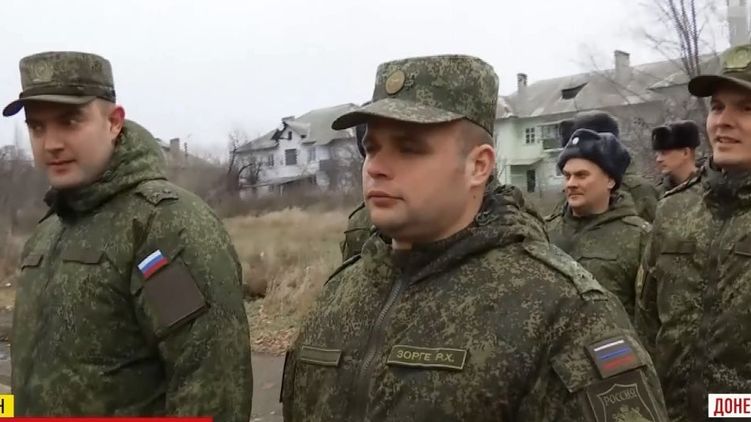 Российские офицеры покидают СЦКК. Фото ТСН