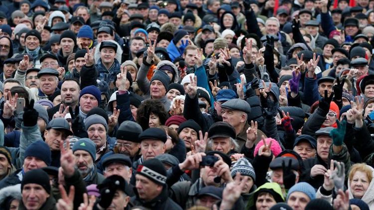 Итог года - украинцы не готовы протестовать, но довольных властью и ситуацией в стране становится все меньше, фото: facebook.com/pg/SaakashviliMikheil