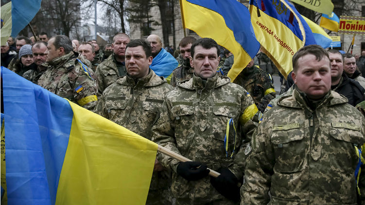 Члены батальонов самообороны на митинге памяти демонстрантов, погибших во время протестов на Майдане в 2014 году Фото: Gleb Garanich