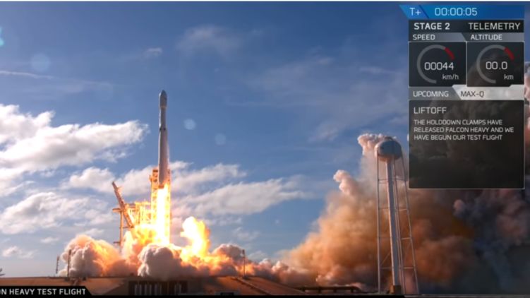 Илон Маск отправил в космос свою Теслу, фото: Falcon Heavy Test Flight