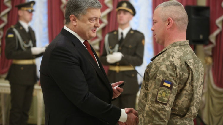Объединенные силы может возглавить генерал, в свое время принимавший российскую присягу. Фото:  пресс-служба президента Украины