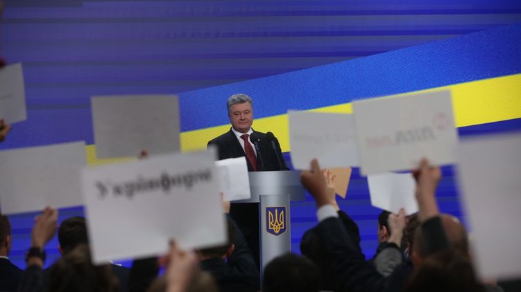 Несмотря на внешнюю демократичность пресс-конференции Порошенко, вопросы о нечуваной свободе слова в Украине так и не были заданы, фото: president.dov.ua