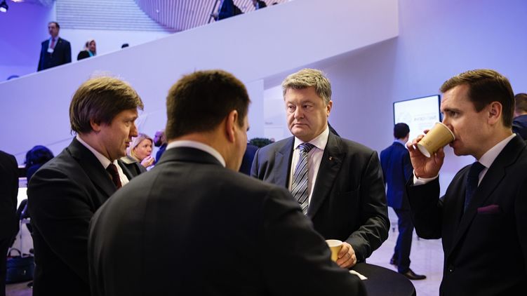 Президент Петр Порошенко (в центре) рискует столкнуться на выборах президента с одним из соратников, фото: president.gov.ua