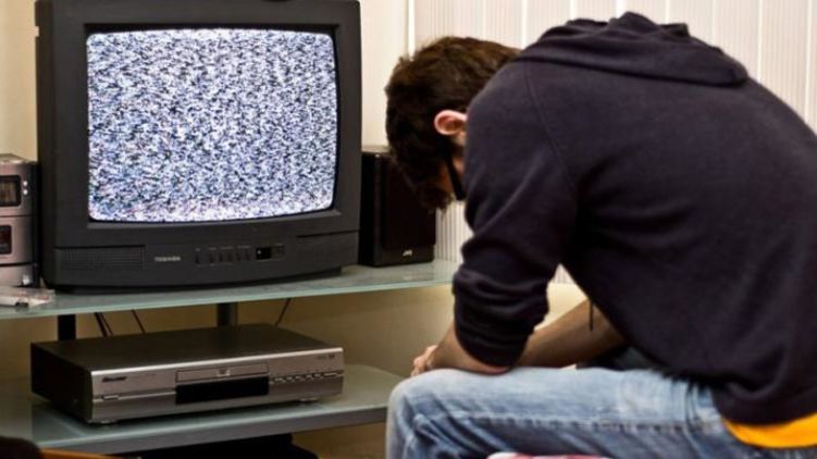 Кто рискует остаться без телевидения вообще, когда в Украине отключат аналоговое ТВ. Фото: forumdaily.com