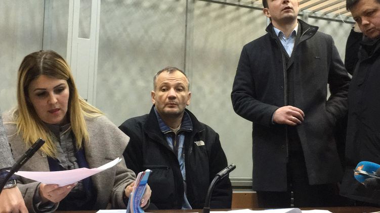 Иван Бубенчик (второй слева) в Печерском суде Киева 3 апреля. Фото 