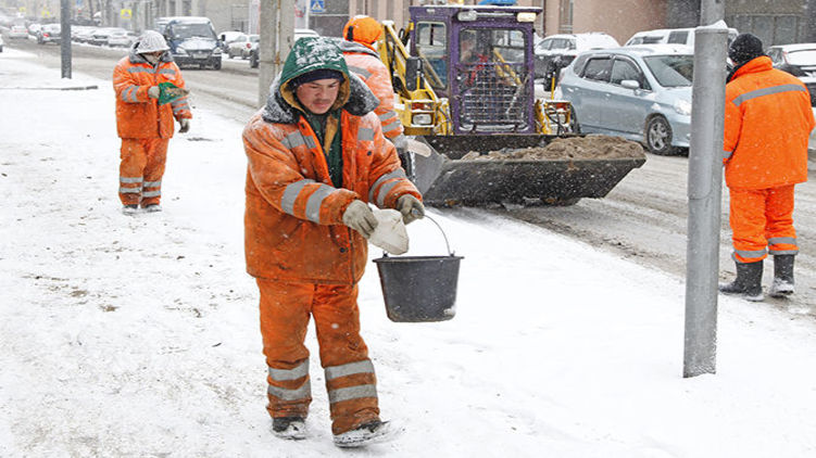 В смеси, которой посыпают дороги от гололеда, только снег и соль или есть еще что-то? Фото: SmartNews.ru