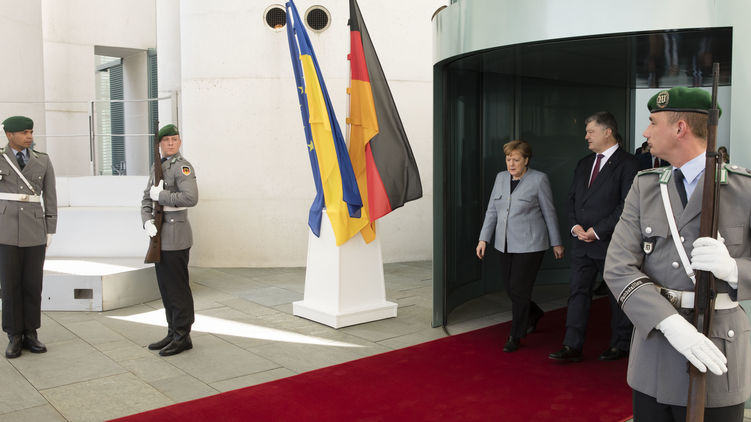 Президент Украины Петр Порошенко (справа) и канцлер Германии Ангела Меркель медленно движутся к решению проблемы Донбасса, фото: president.gov.ua