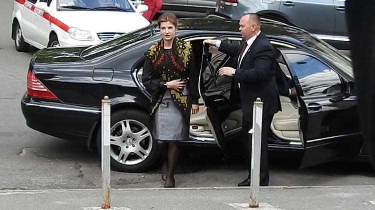 Супруга президента раньше ездила на микроавтобусе, а сейчас на седане, фото: Изым Каумбаев, 