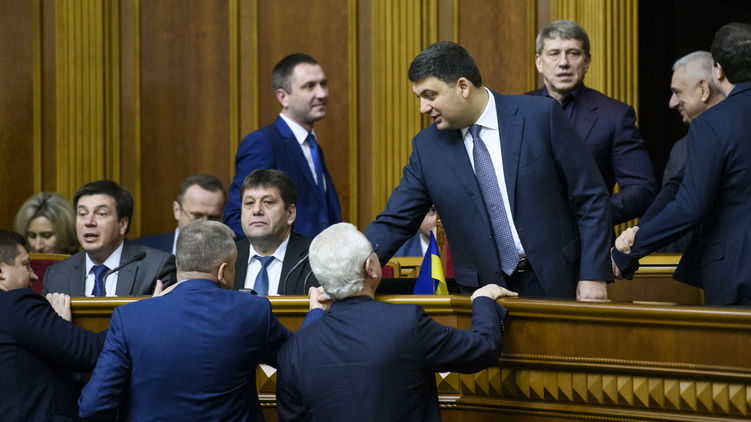 Премьер Владимир Гройсман (в центре) ведет конкуренцию за благосклонность парламента с людьми президента, фото: kmu.gov.ua