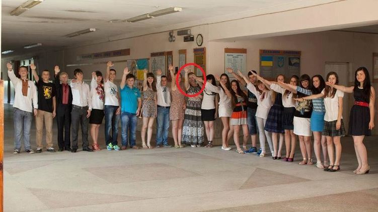 Фото Марьяны Батюк с ее учениками широко разошлось в Сети