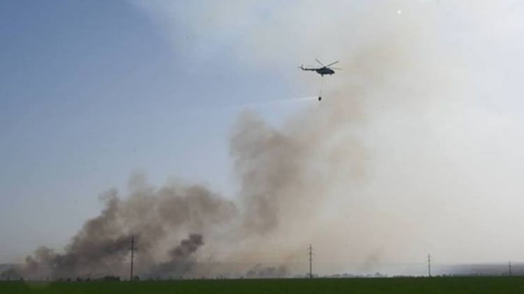 Пожар на арсенале в Балаклее тушили и с земли, и с воздуха, фото: facebook.com-mns.gov.ua 