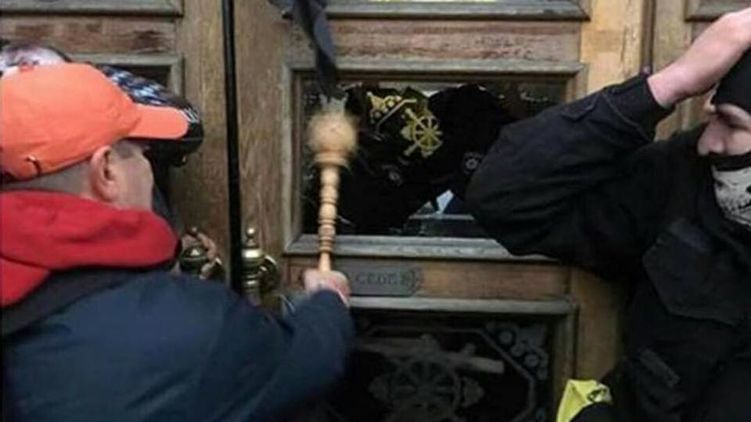 Любарец булавой разбивает стекло в дверях Октябрьского дворца 17 декабря. Фото - Обозреватель