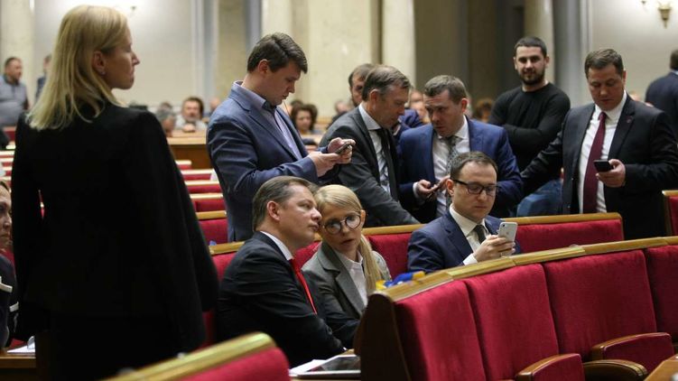 Главный радикал Олег Ляшко (второй слева) и Юлия Тимошенко (в центре) расписали мировую, фото: rada.gov.ua
