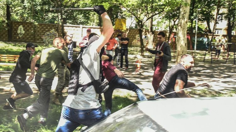 Одесские майдановцы устроили драку возле офиса криптобизнесмена. Фото – Максим Войтенко, odessamedia.net