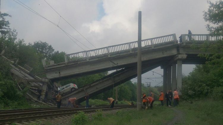 Взорванный автомобильный мост на трассе, соединяющей Луганск с Красным Лучом