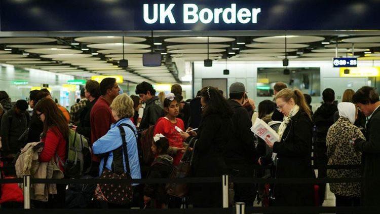 Британию покидают мигранты из-за 