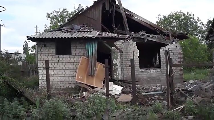 Разрушенный обстрелами дом в Зайцево на окраинах Горловки