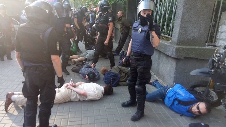 Полиция жестко пресекла действия радикалов на марше в защиту ЛГБТ. Фото - facebook.com/Сергей Вакула