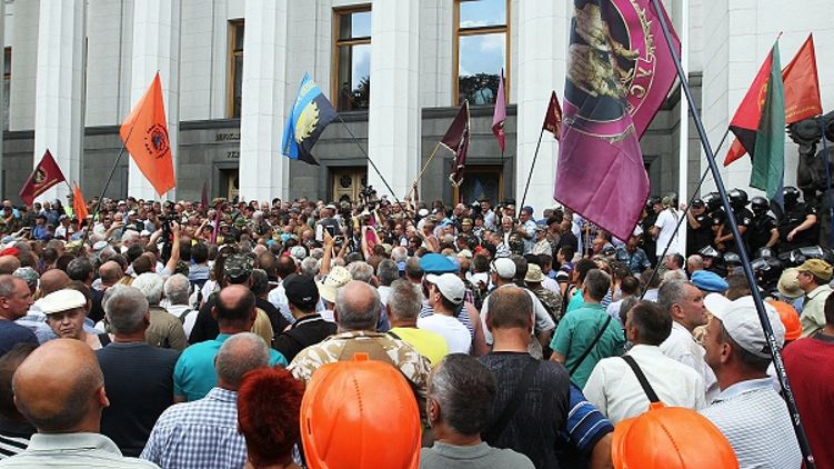 Новый штурм Верховной Рады получился необычайно массовым, фото: riafan.ru