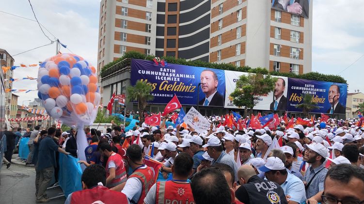Больше половины граждан Турции отдали голоса Эрдогану, который у власти уже 15 лет. Фото: Керим Саян