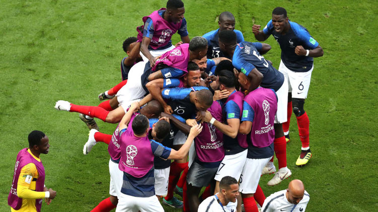 Сборная Франции празднует победу над Аргентиной. Фото - FIFA