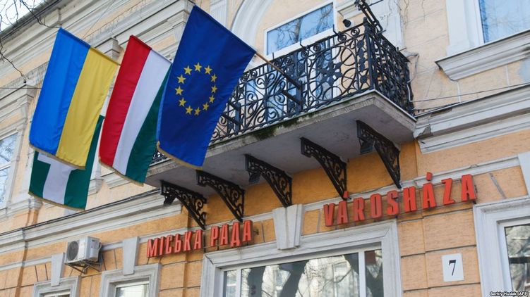 На госучреждениях Закарпатья кроме украинского флага давно вывешивают венгерский стяг. Фото:  ukraineson.livejournal.com
