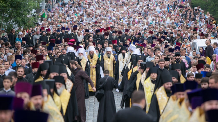 В предыдущие годы в Киеве Крестным ходом к Лавре шли десятки тысяч верующих. Фото: vv.com.ua