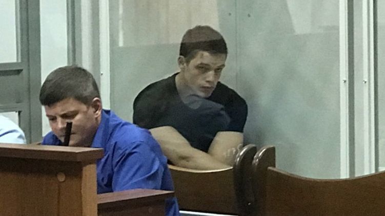 Отец Кирилла Островского не пришел на суд по сыну. Во время заседания он делал укладку журналистке 