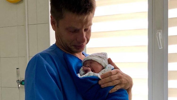 Гончаренко с новорожденным сыном, фото: facebook.com