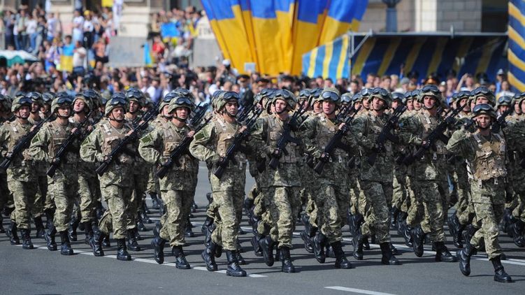 Петр Порошенко поручил разработать к Дню независимости законопроект, который введет в армии новое приветствие – 