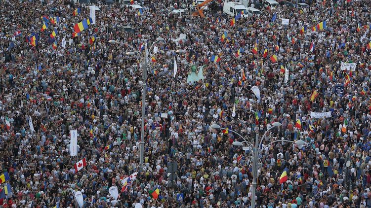 Румынию накрыли многотысячные акции протеста эмигрантов против нищеты и коррупции. Фото: romania-insider.com