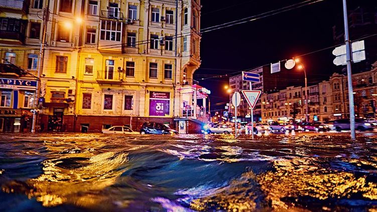 После ливней киевские улицы превращаются в реки, Источник фото:  Facebook Владимира Бугаенко