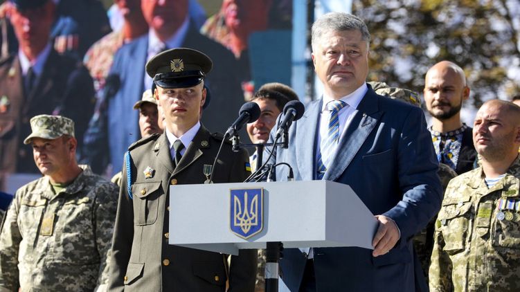 Петр Порошенко на Дне флага в Днепре. Фото пресс-службы президента