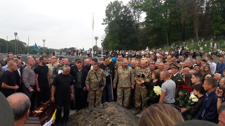 На похоронах бойца ВСУ во Львове возник конфликт с язычниками, которые хотели похоронить друга по своим обычаям. Фото: Игорь Гавришкевич