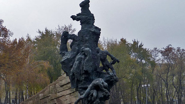 Монумент жертвам Бабьего Яра. Теперь в этой трагедии обвиняют советского подпольщика Кудрю