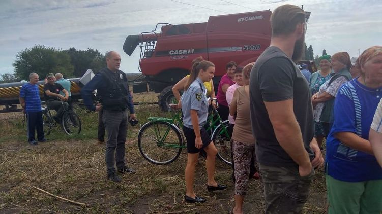 Селяне в Масловке (Киевская область) обвинили рейдеров в краже урожая. Фото stopcor.org