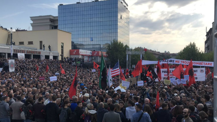 Десятки тысяч жителей Косово вышли на антиправительственную акцию протеста в Приштине против раздела края. Фото: Арде Мулла