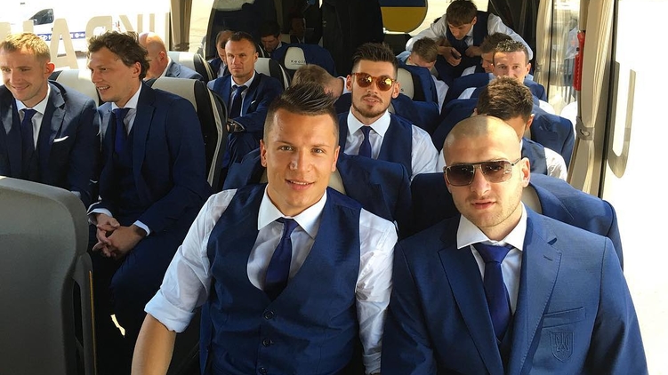 Анатолий Тимощук снял коллег по команде, когда они прилетели в Марсель, фото: instagram.com