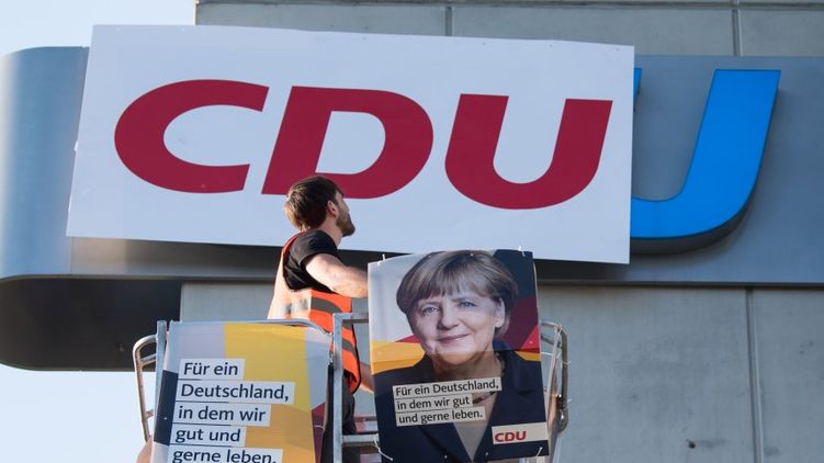 За решением Меркель об уходе может стоять как заговор внутри партии, так и влияние на соратников ее оппонента из-за океана Дональда Трампа. Фото: Spiegel 